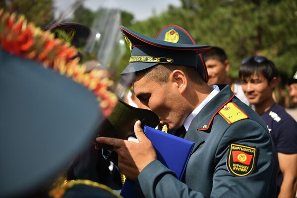 Обряд посвящения в офицерскую жизнь. Курсанты пьют воду из боевой каски - Sputnik Кыргызстан