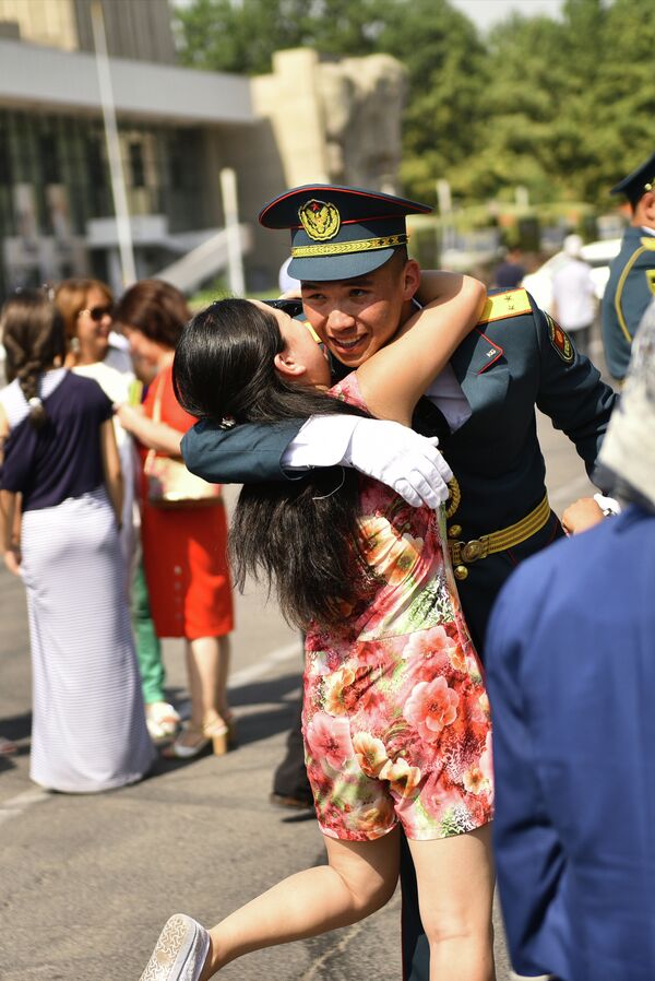 Родные обнимают новоиспеченного офицера. Архивное фото - Sputnik Кыргызстан