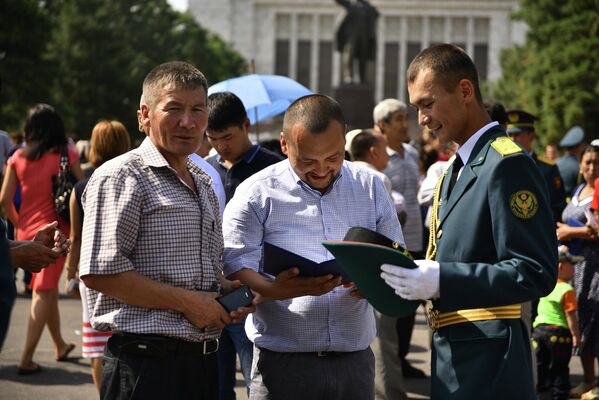 Родители гордятся сыном, ведь перед ними не только дипломированный специалист, но и защитник Родины - Sputnik Кыргызстан