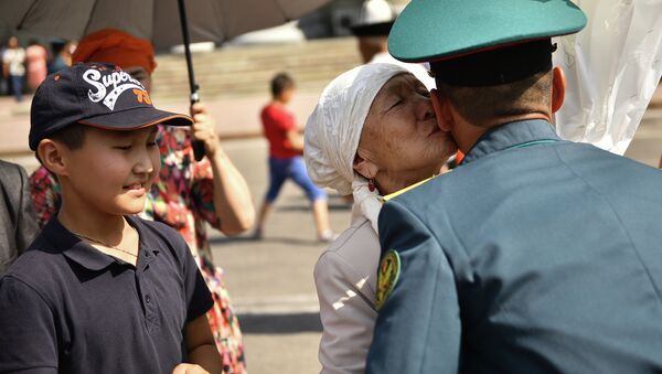 Мать выпускника целует сына за щеку. Архивное фото - Sputnik Кыргызстан