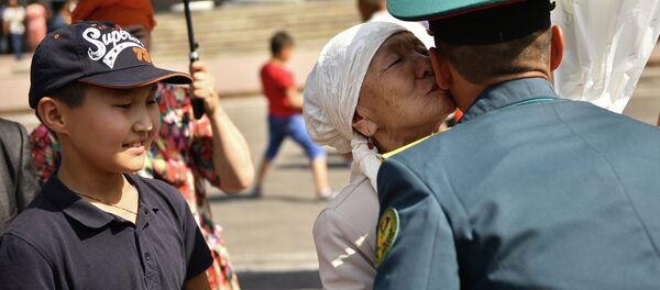 Мать выпускника целует сына за щеку. Архивное фото - Sputnik Кыргызстан