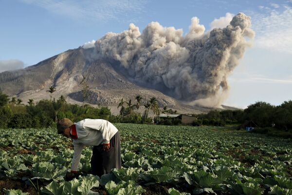 В Индонезии вновь активизировался вулкан Синабунг - Sputnik Кыргызстан