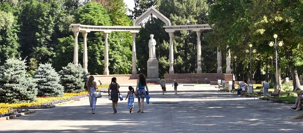 Памятник Курманжан Датки в центре столицы. Архивное фото Памятник Курманжан Датки в центре столицы. Архивное фото - Sputnik Кыргызстан