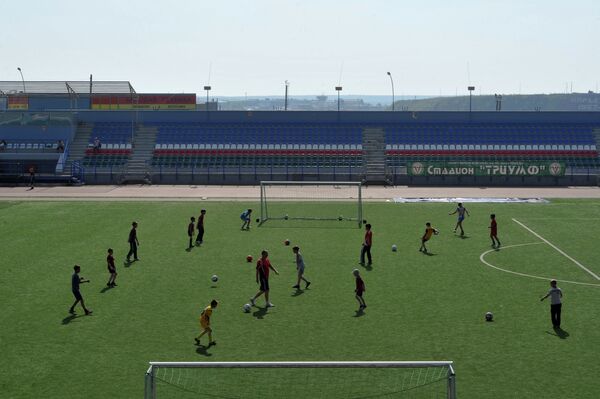 Дети играют в футбол на стадионе Триумф. Якутия. Архивное фото - Sputnik Кыргызстан
