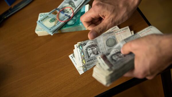 Мужчина считает деньги. Архивное фото - Sputnik Кыргызстан