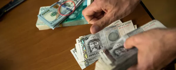 Архивное фото мужчины который считает деньги Архивное фото мужчины который считает деньги - Sputnik Кыргызстан