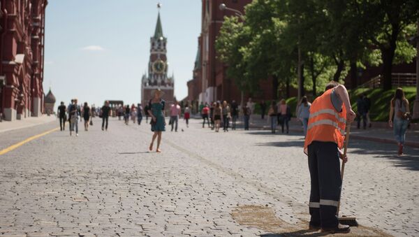 Мигрант на Красной площади, Москва. Архивное фото - Sputnik Кыргызстан