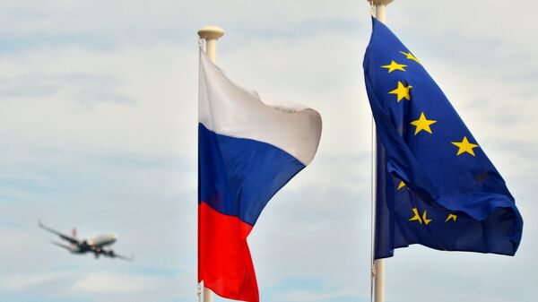 Флаги России, ЕС и Франции на набережной Ниццы. На дальнем плане - самолет заходит на посадку в международный аэропорт Ниццы. - Sputnik Кыргызстан