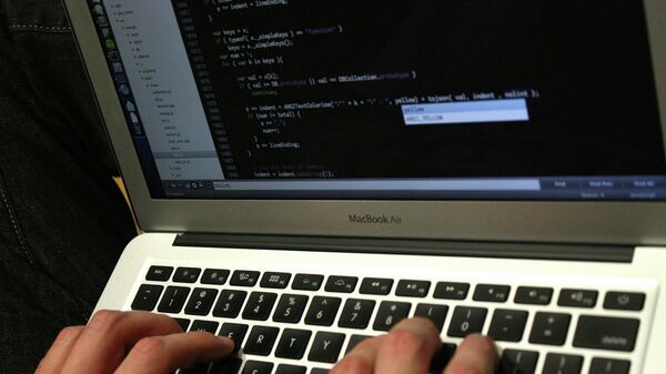 Ноутбукта иштеп жаткан адам. Архив - Sputnik Кыргызстан