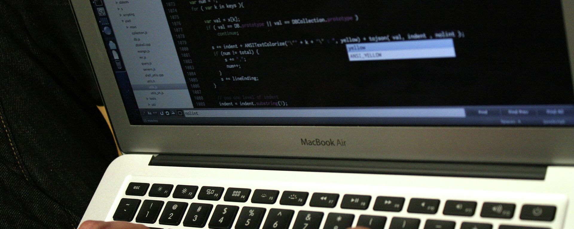Мужчина за ноутбуком - Sputnik Кыргызстан, 1920, 27.01.2026