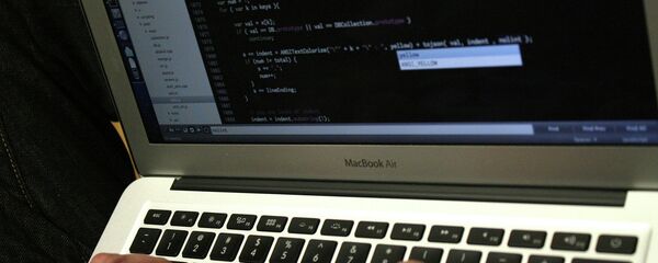 Ноутбукта иштеп жаткан адам. Архив - Sputnik Кыргызстан