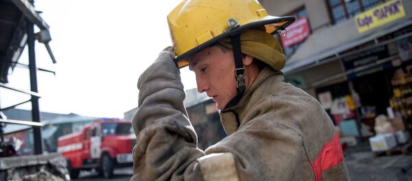 Өзгөчө кырдаалдар министрлигинин кызматкери. Архив Өзгөчө кырдаалдар министрлигинин кызматкери. Архив - Sputnik Кыргызстан