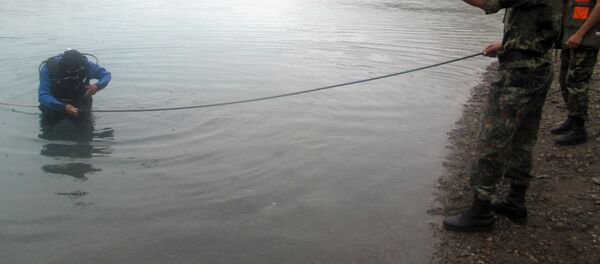 Водолазы МЧС ведут поиски тела утонувшего человека. - Sputnik Кыргызстан