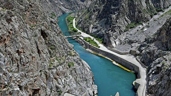 Вид с Токтогульской ГЭС на реку Нарын в Кыргызстане. Архивное фото - Sputnik Кыргызстан