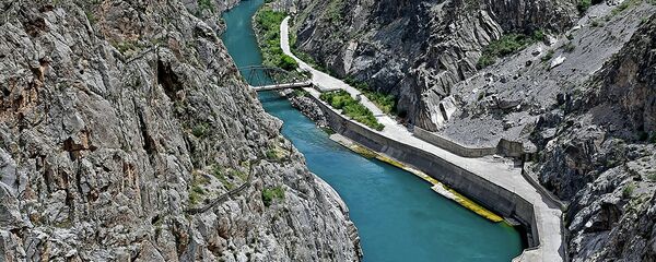 Вид с Токтогульской ГЭС на реку Нарын в Кыргызстане. Архивное фото - Sputnik Кыргызстан