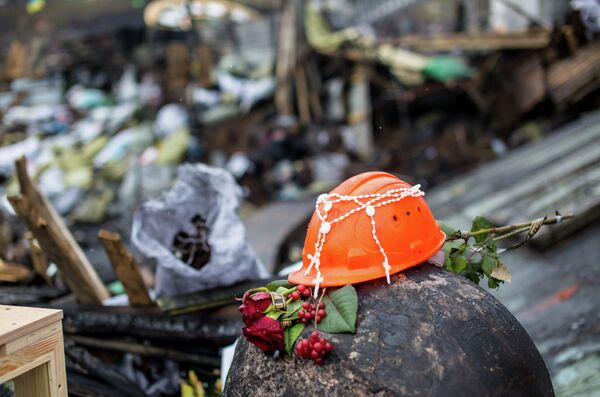 Цветы и свечи, принесенные киевлянами на площадь независимости в память о погибших. Архивное фото - Sputnik Кыргызстан