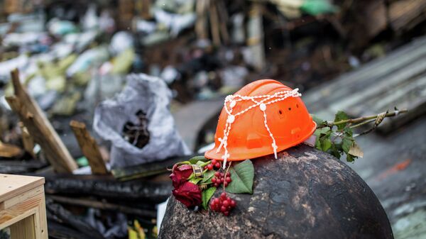 Киевдеги Эгемендүүлук аянтындагы майдан тосмолорундагы гүлдөр. Архивдик сүрөт  - Sputnik Кыргызстан