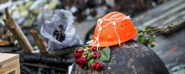 Цветы и свечи, принесенные киевлянами на площадь независимости в память о погибших. Архивное фото - Sputnik Кыргызстан