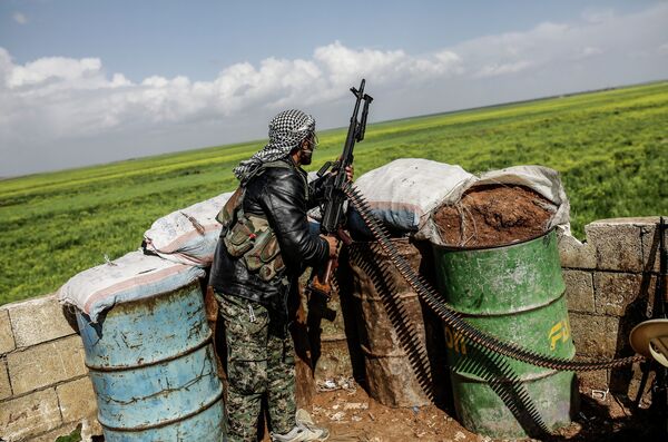 Курдский боец устанавливает пулемет. Архивное фото - Sputnik Кыргызстан