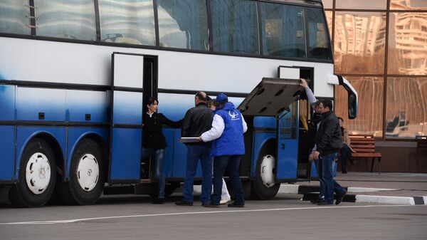 Пассажиры садятся в автобус на автовокзале. Архивное фото - Sputnik Кыргызстан