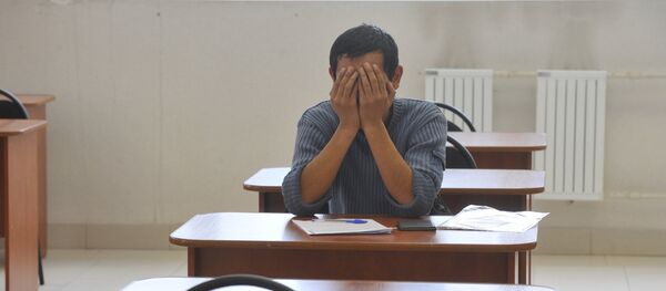 Мужчина за столом. Архивное фото - Sputnik Кыргызстан