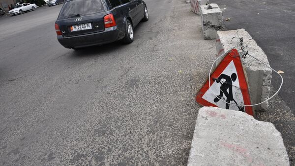 Знак дорожные работы возле дороги - Sputnik Кыргызстан
