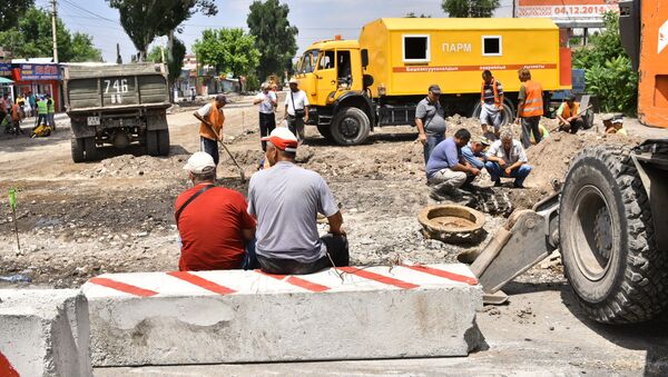 Работники столичного муниципалитета во время ремонта дорог. Архивное фото - Sputnik Кыргызстан