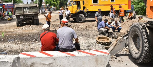 Работники муниципалитета во время ремонта дорог. Архивное фото - Sputnik Кыргызстан