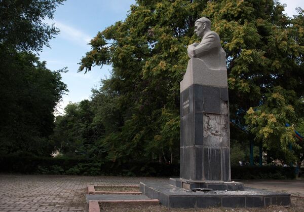 Памятник Константина Юдахина. Архивное фото - Sputnik Кыргызстан