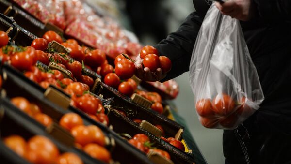 Посетитель выбирает помидоры в гипермаркете. Архивное фото - Sputnik Кыргызстан