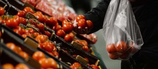 Посетитель выбирает помидоры. Архивное фото - Sputnik Кыргызстан