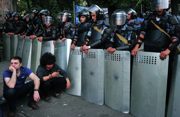 Сотни протестующих бросили вызов полиции 24 июня в столице Армении, игнорируя призывы разойтись и продолжая протесты против повышения цен на электроэнергию и полицейского насилия - Sputnik Кыргызстан