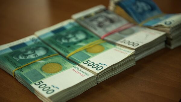 Пачка кыргызских валют. Архивное фото - Sputnik Кыргызстан