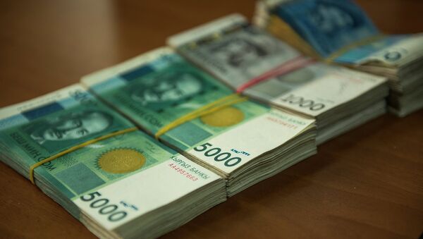 Пачка кыргызской валюты. Архивное фото - Sputnik Кыргызстан