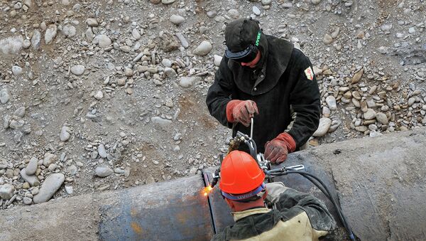 Сотрудники ОАО Газпром ведут ремонт газовой трубы. Архивное фото - Sputnik Кыргызстан