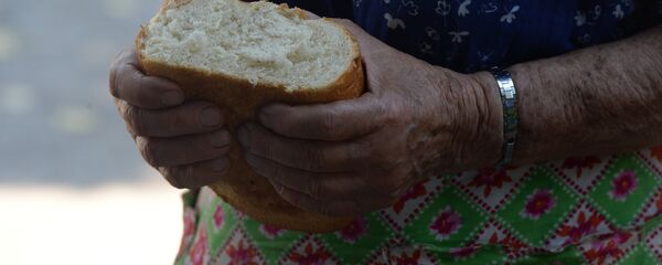 Жители Горловки получили гуманитарную помощь от ополченцев - Sputnik Кыргызстан