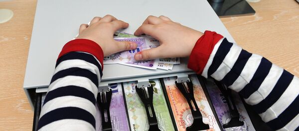 Ребенок играет с игрушками. Архивное фото - Sputnik Кыргызстан