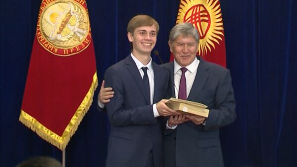 Рукопожатие, планшеты и сертификат. Атамбаев встретился с выпускниками - Sputnik Кыргызстан