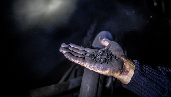 Шахтер показывает уголь - Sputnik Кыргызстан