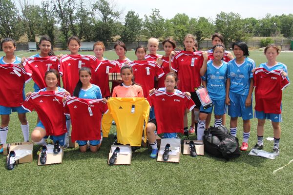 В рамках проекта ФИФА, Федерация футбола Кыргызской Республики (ФФКР) вручила футбольную экипировку женским футбольным клубам - Sputnik Кыргызстан