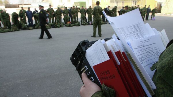 Военнослужащий с военными билетами и документацией. Архивное фото - Sputnik Кыргызстан
