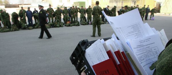 Призывники на пункте приема и отправки. Архивное фото - Sputnik Кыргызстан
