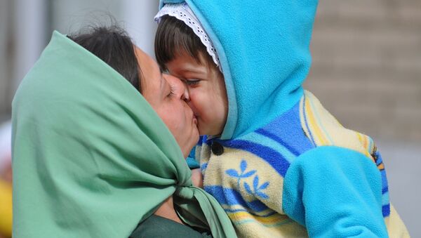 Осужденная женской исправительной колонии целует ребенка. Архивное фото - Sputnik Кыргызстан