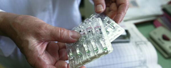 Архивное фото ампулы с лекарством в руках человека - Sputnik Кыргызстан