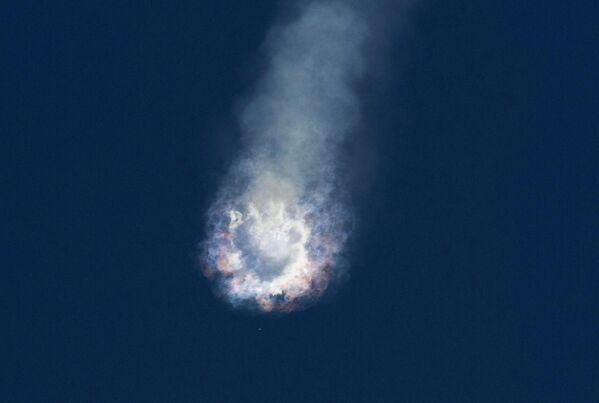 Falcon 9 ракетасы Эл аралык космос станциясына учуп чыгып,  үч мүнөттөн кийин жарылып кетти.  Ракета станцияга 2 тонна жүк — азык-түлүк, илимий изилдөөлөр үчүн материал жана станцияны жаңылоо үчүн бекитүү түйүнүн алып бараткан. - Sputnik Кыргызстан