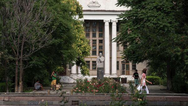 Памятник Константина Юдахина на Аллее Молодежи у Национального университета. Архивное фото - Sputnik Кыргызстан