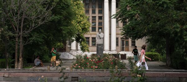 Константина Юдахиндин жаштар аллеясындагы эстелиги. Архив - Sputnik Кыргызстан