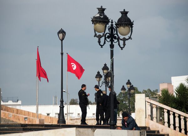 Тунистин Ла Гулетт шаарынын полиция кызматкерлери. Архив - Sputnik Кыргызстан