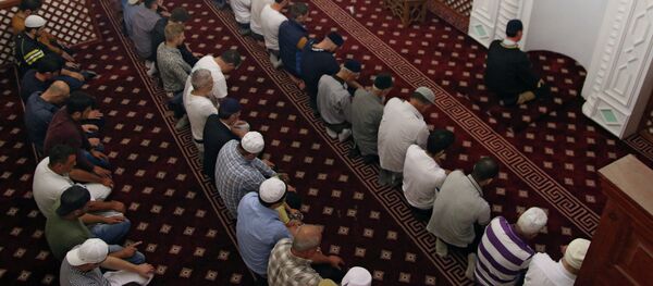 Мусульмане во время намаза. Архивное фото - Sputnik Кыргызстан