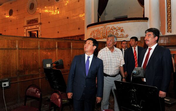 Сариев пообещал помочь в ремонте здания театра оперы и балета - Sputnik Кыргызстан